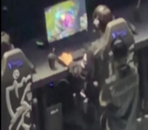 这你敢信Faker加里奥按出金身前还在切屏