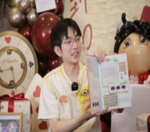 AL发布圣枪哥礼物拆箱：感谢大家准备的礼物Flandre打到80岁