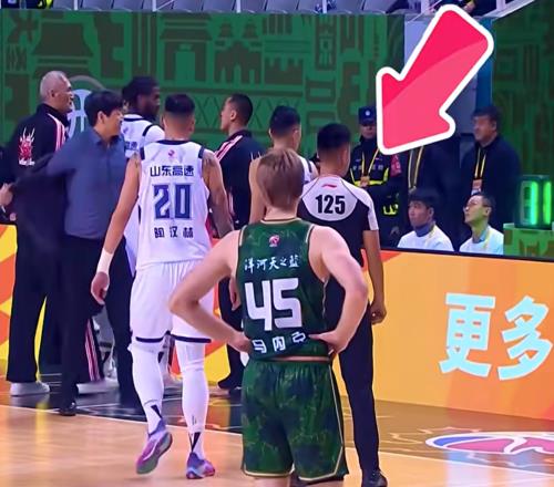 一个回3个T！2人被直接驱逐出场CBA名记：判罚匪夷所思