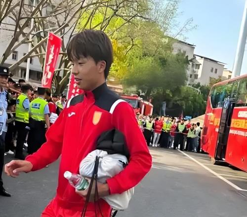 重庆铜梁龙从鲁能引援捡到宝！转会费不到200万，如今坐稳主力