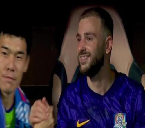 记者：昨晚阿代米和于根伟指导聊了挺久，阿代米哭了