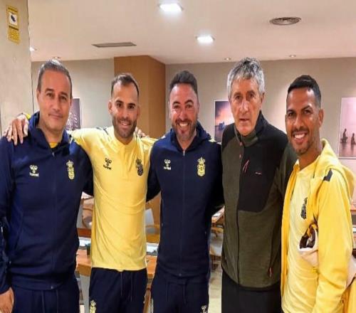 国安前主帅塞蒂恩受邀观战桑坦德竞技比赛，并与比埃拉合影