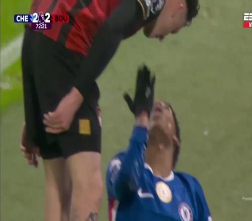 埃斯特旺被阿莱士希门尼斯撞倒后，对他飞吻并大笑