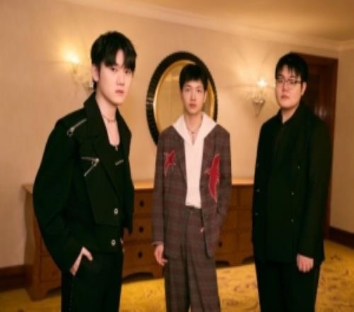 TES分享选手时尚照：竞燃之夜返图来啦好久不见的桃仁们