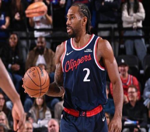 不出所料，伦纳德又受伤了，右脚踝扭伤，明日出战存疑！