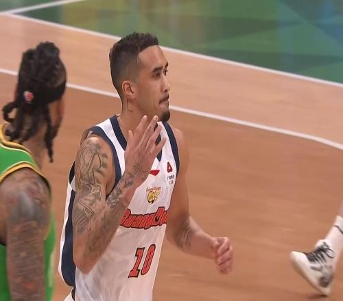 打上海队复出麦考尔正式满血复活，保送广东队躺进总决赛！