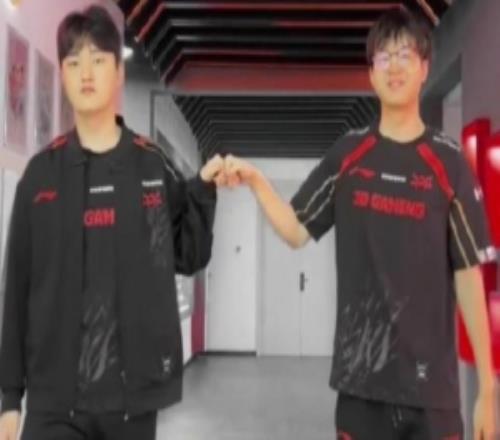 JDG发布peyz和xun互动视频：来击个拳