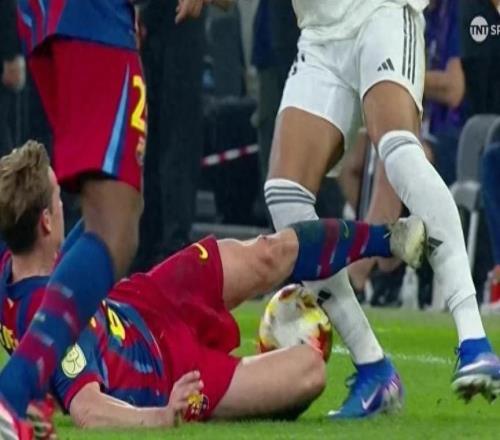 西班牙超级杯决赛惊险一幕：德容补时飞铲姆巴佩染红