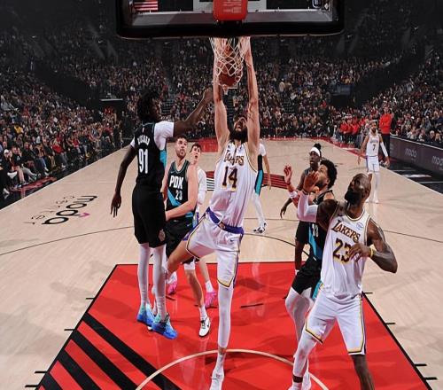 全场最低正负值！这样的球员竟然能够在湖人进入先发阵容