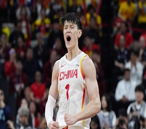 曾凡博刚签NBA霍楠就喊人才井喷！球迷炸锅：被你这帮人吹上天了