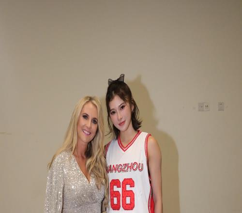 梦幻联动，吴艳妮晒和姚明、库兹马、杰伦布朗等人的合影
