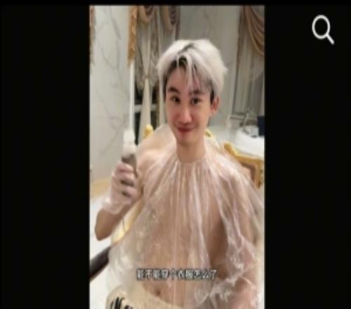 谁定制的擦边小doinb更新视频：染头发被说了这次染回黑色